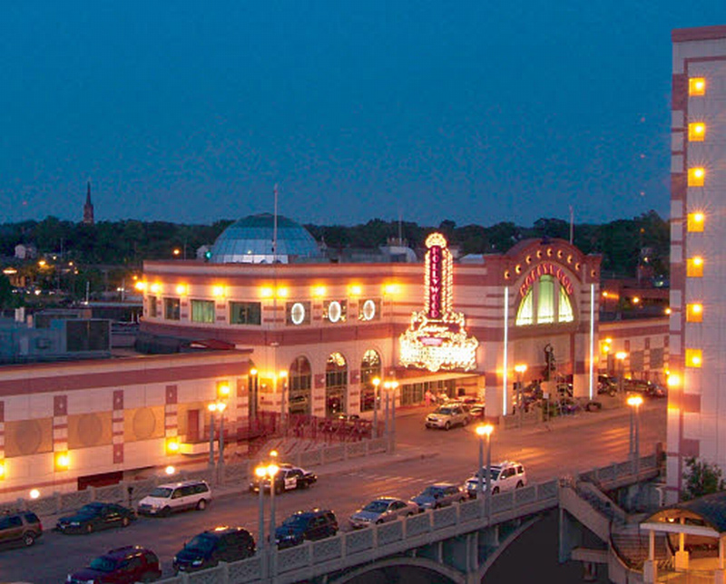 Hollywood casino aurora il entertainment